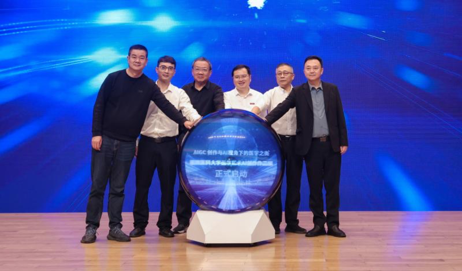 海峡教育报报道配图：医学艺术 AI 创作作品展启动现场。学校通报原文没有配图